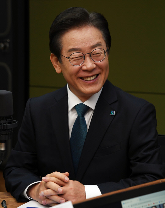 이재명 더불어민주당 당대표 후보가 9일 서울 양천구 CBS사옥에서 열린 CBS라디오 '김현정의 뉴스쇼' 당대표 후보자 방송 토론회에 출연해 발언하고 있다. 국회사진기자단=연합뉴스.